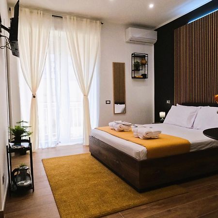 Blackwoody Contemporary Rooms - Napoli Centro Storico Bagian luar foto