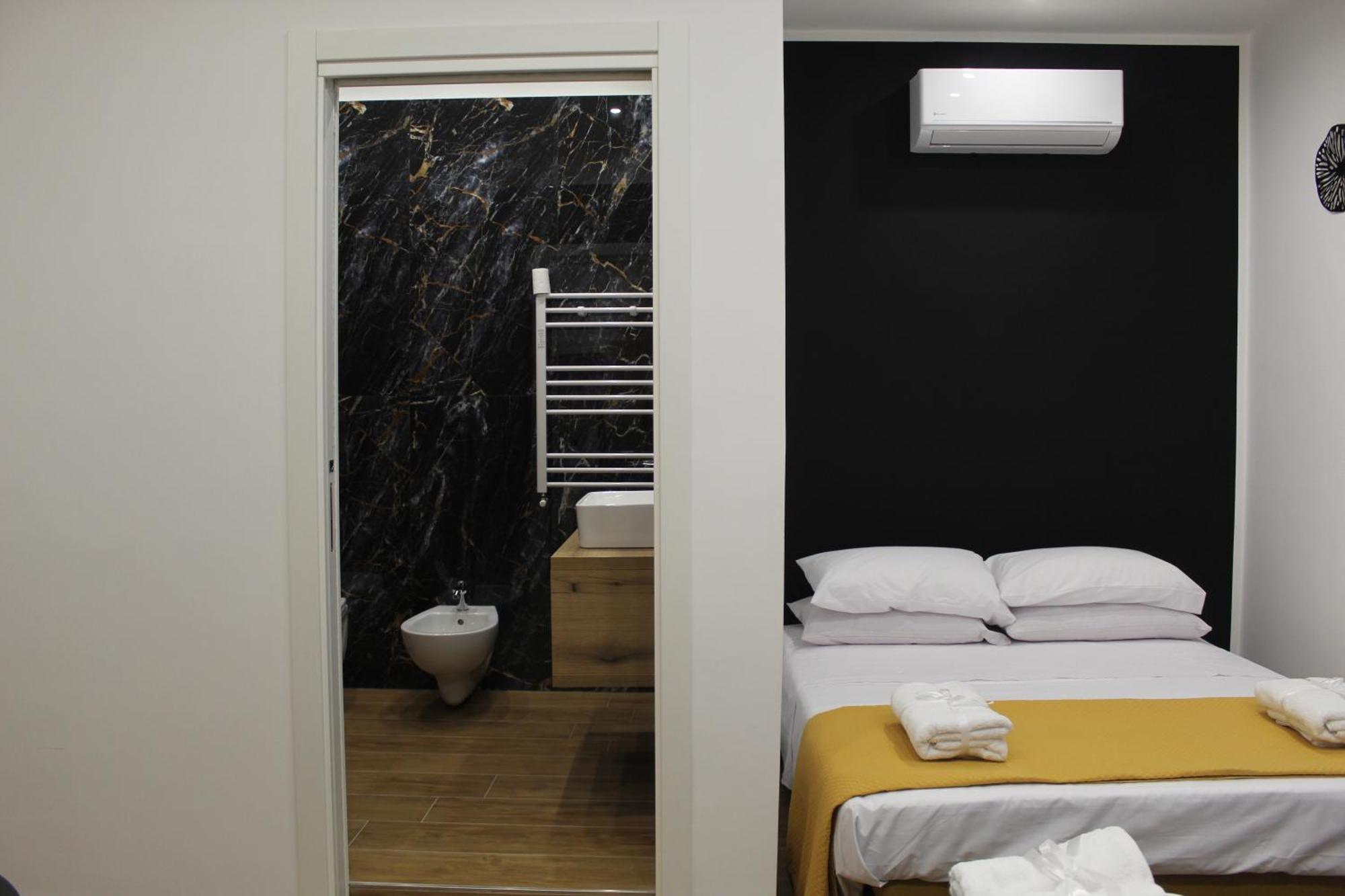 Blackwoody Contemporary Rooms - Napoli Centro Storico Bagian luar foto