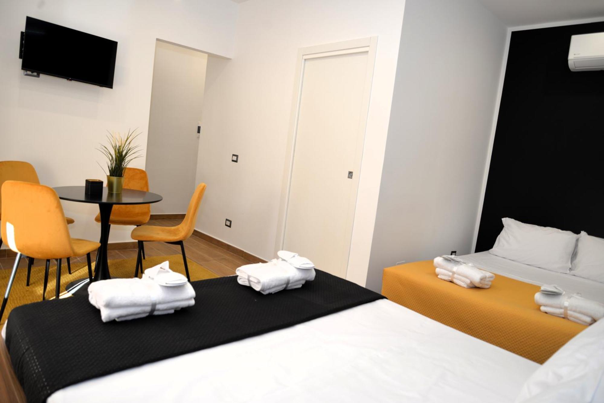 Blackwoody Contemporary Rooms - Napoli Centro Storico Bagian luar foto