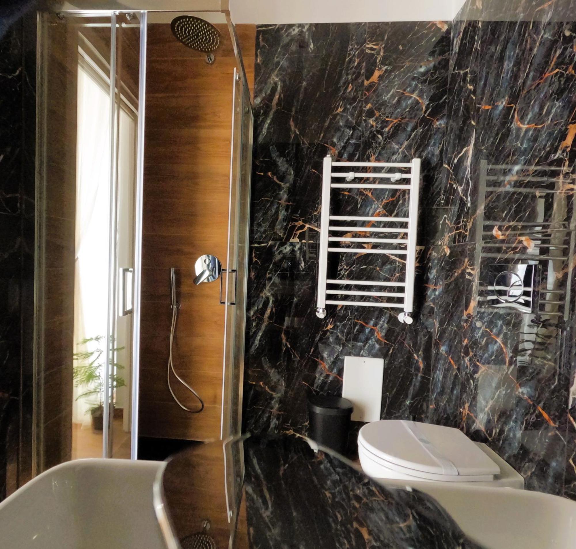 Blackwoody Contemporary Rooms - Napoli Centro Storico Bagian luar foto
