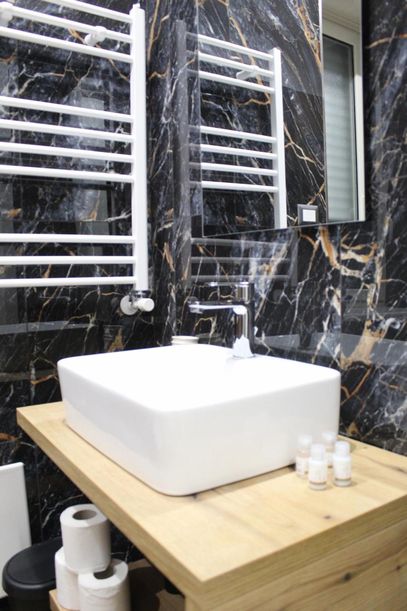 Blackwoody Contemporary Rooms - Napoli Centro Storico Bagian luar foto