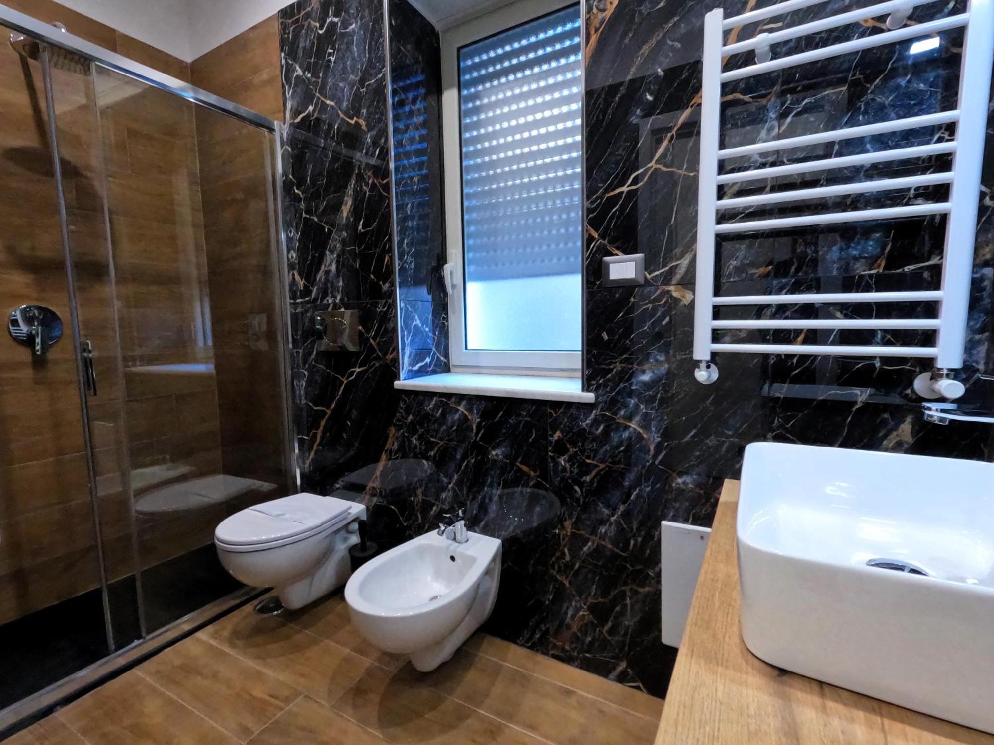 Blackwoody Contemporary Rooms - Napoli Centro Storico Bagian luar foto