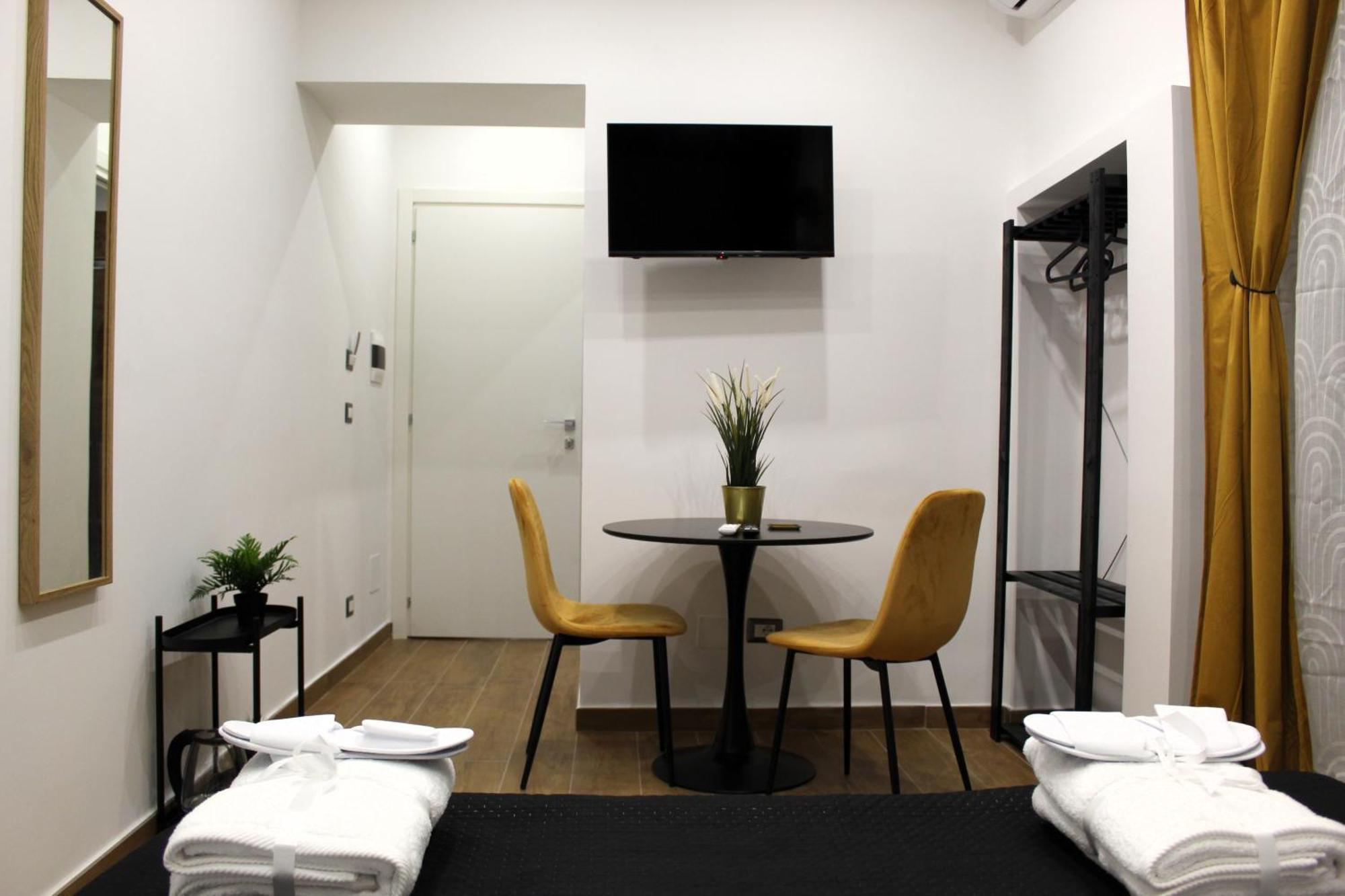 Blackwoody Contemporary Rooms - Napoli Centro Storico Bagian luar foto