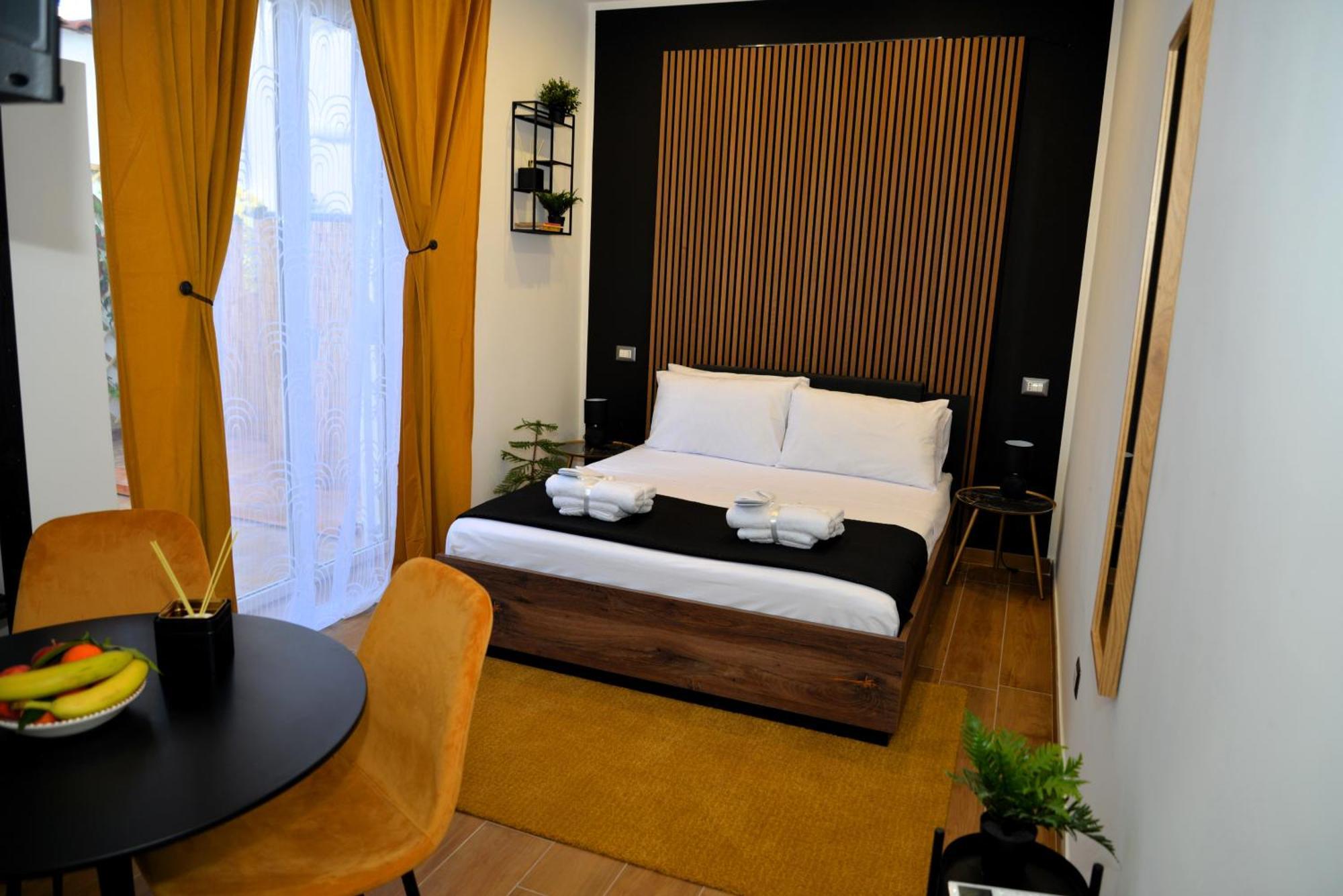 Blackwoody Contemporary Rooms - Napoli Centro Storico Bagian luar foto