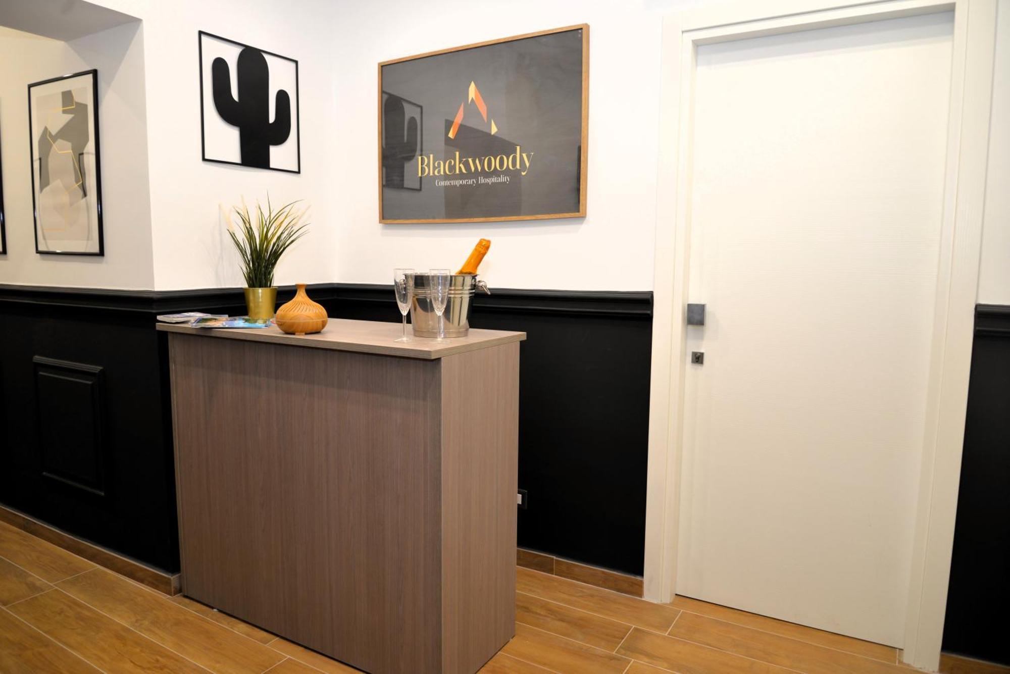 Blackwoody Contemporary Rooms - Napoli Centro Storico Bagian luar foto
