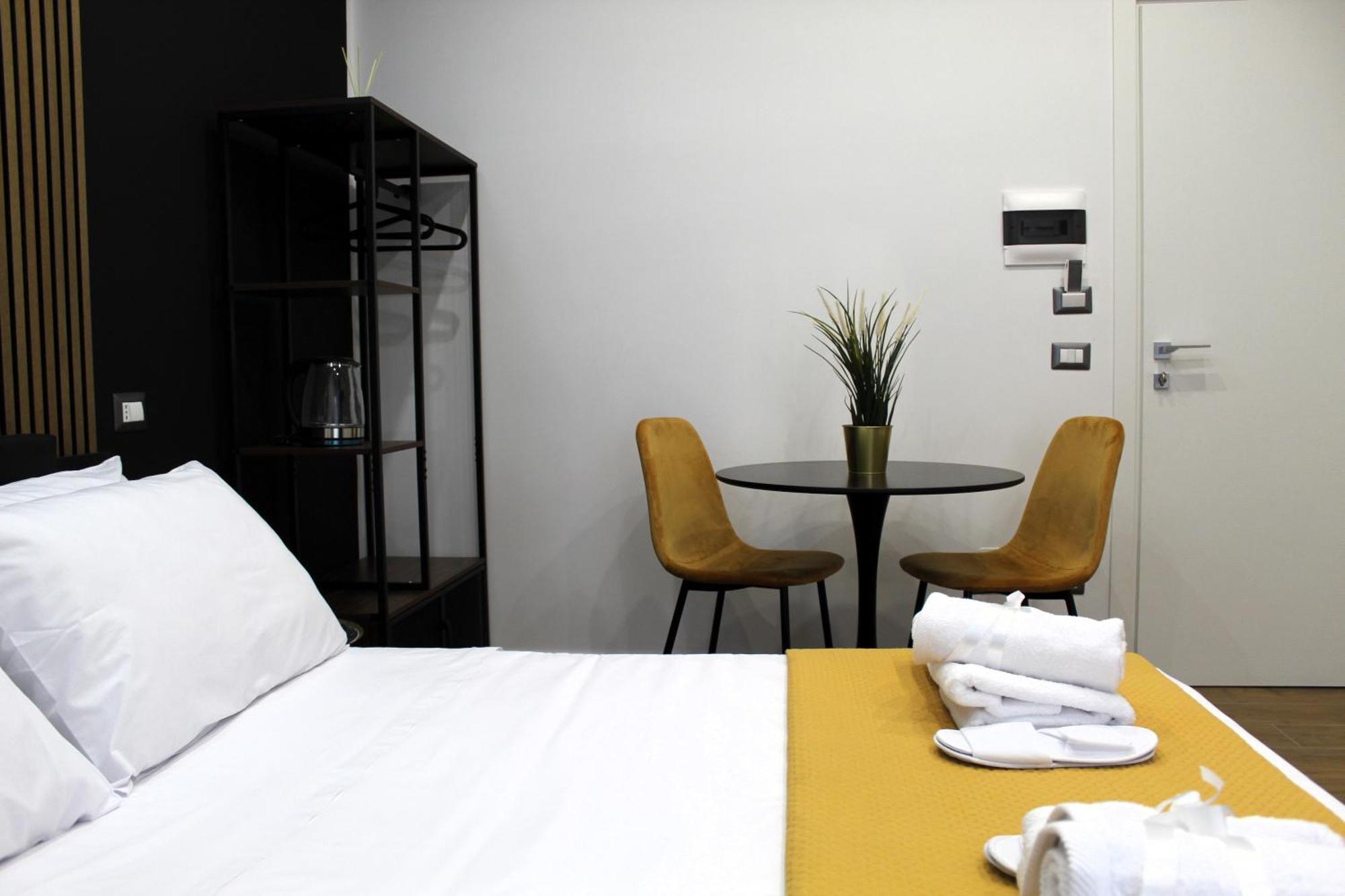 Blackwoody Contemporary Rooms - Napoli Centro Storico Bagian luar foto